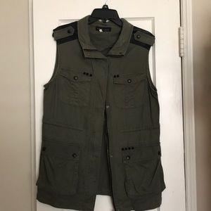 Sleeveless vest.